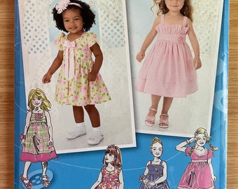 Modèle Simplicity 2265, modèle non découpé Project Runway, petite fille, robe de soirée sans manches, manches tulipes courtes, taille évasée 1/2 1 2 3 ou 4 5 6 7 8