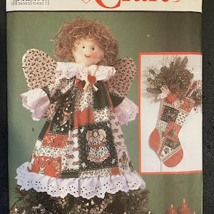 Peut inclure: Un patron de couture vintage Simplicity Crafts pour réaliser un ange de Noël et une chaussette de Noël. Le patron est pour une seule taille et comprend des instructions pour réaliser un ange en patchwork avec une robe rouge, verte et blanche et une chaussette avec un motif rouge, vert et blanc.