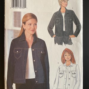 Peut inclure: Un patron de couture Butterick, référence 6376, pour des vestes en jean, tailles 6-8-10. La couverture présente des illustrations de la veste en denim clair et foncé. Le design comprend des poches et des fermetures à boutons.