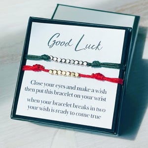 Set von 2 His And Hers Red String Armbänder, zierliche Gold- und Silberperlen wasserdichte Schnüre, stapelbares Armband, Jubiläums-Paargeschenk