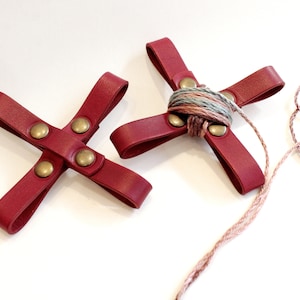 Elegante bobinadora de hilo de cuero, bobinadora portátil de ovillos de lana, herramienta para enrollar ovillos de lana a mano, accesorios de cuero para tejer y hacer crochet, idea de regalo