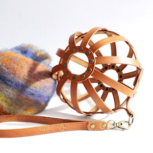 Bolsa para proyectos de crochet y tejido, elegante porta-hilos de cuero, cuenco para hilo de cuero hecho a mano con correa para la muñeca, accesorio de cuero ideal para regalar.