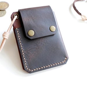 Cartera de cuero, billetera minimalista hecha a mano para tarjetas de cuero, billetera delgada para hombres y mujeres, bolsillo AirTag Chestnut Brown
