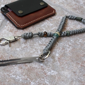 Handmade Paracord Keychain with Carabiner Clip: Rugged Key Holder