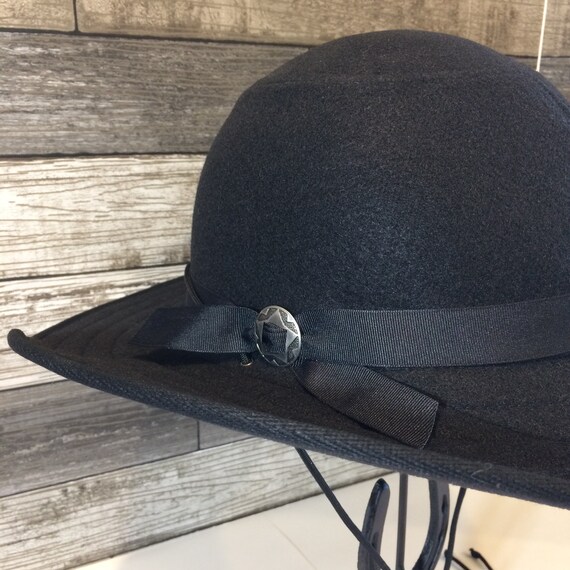 riding helmet that looks like a cowboy hat
