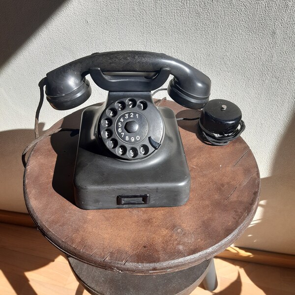 Altes Bakelit Telefon Tischfernsprecher Post 1955, Gehäuse schwarz mit Wanddose