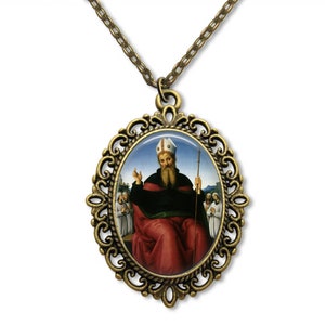 Op de afbeelding: Een bronzen ovale hangerketting met een cameo-afbeelding van een man in een rode mantel en een witte hoed. De man houdt een staf vast en wordt omringd door drie andere mensen. De hanger is geplaatst in een decoratief bronzen frame.