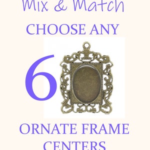 Puede incluir: Un conjunto de 60 centros de marco de imagen ornamentados de metal. Los marcos son de color oro antiguo y tienen un diseño decorativo.  Mix & Match CHOOSE ANY.