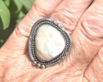 Navajo silver and Mother of Pearl Ring with teardrops, Genuine Navajo ring size: 9 1/2   (KD179)