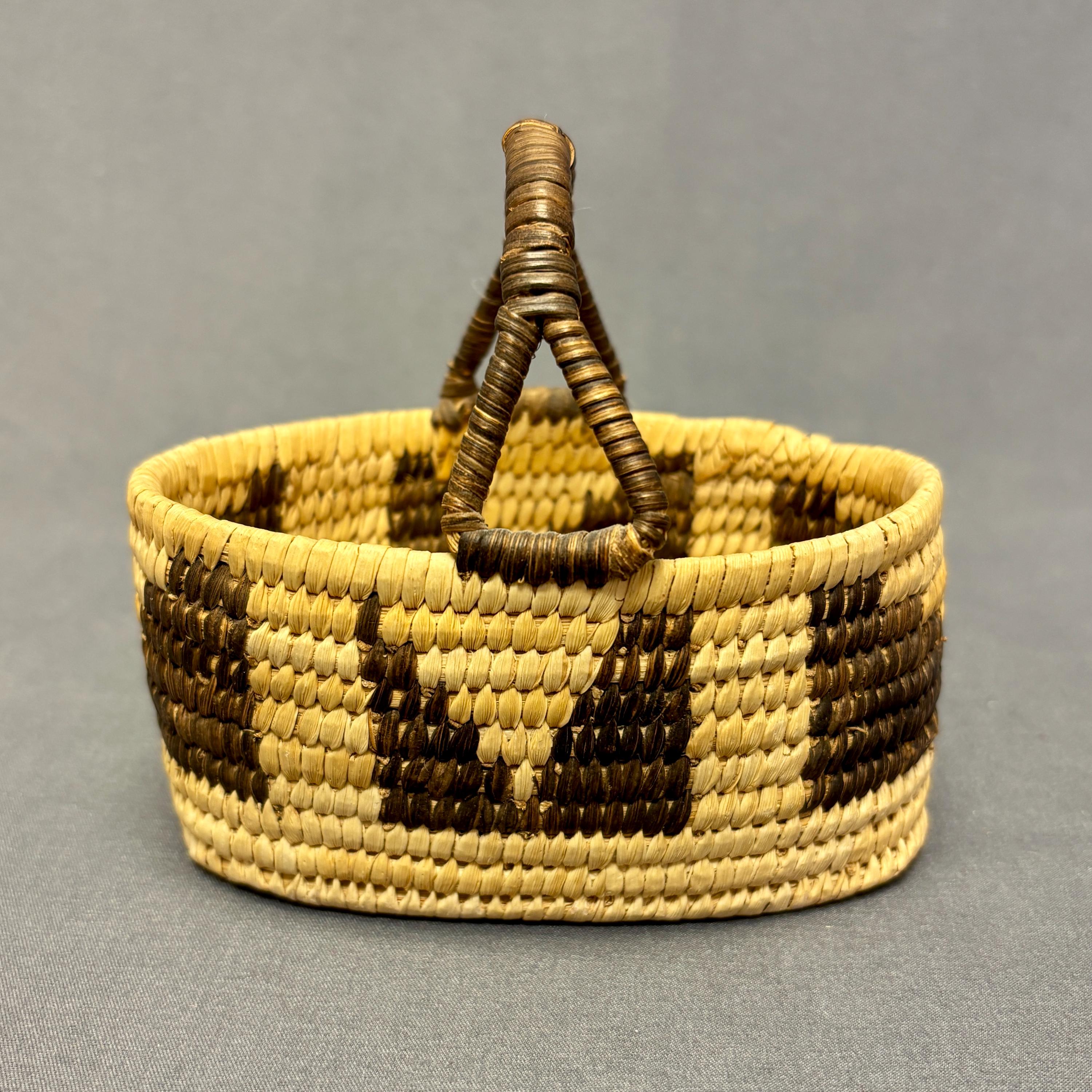 ビンテージインディアンバスケット Vintage Tohono O'odham (papago) Small Oval Basket With Handle