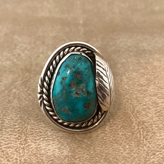 Vintage Navajo Green Turquoise Ring with Leaf Des… - image 2