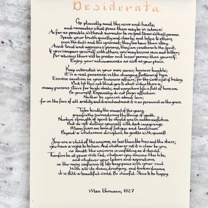 Puede incluir: Un tapiz de pared con el poema Desiderata de Max Ehrmann, impreso en caligraf&iacute;a negra sobre papel color crema. La impresi&oacute;n est&aacute; sujeta en la parte superior e inferior por barras magn&eacute;ticas de madera negra y colgada de un cordel negro.