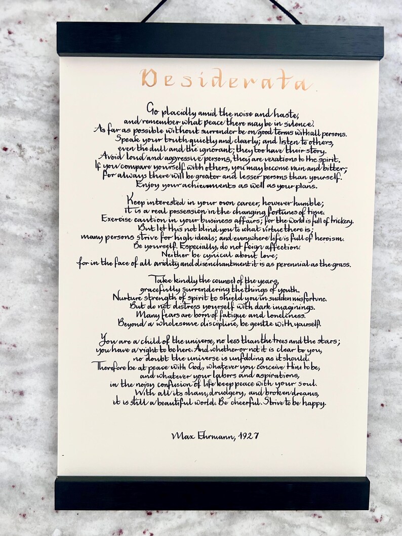 Puede incluir: Un tapiz de pared con el poema Desiderata de Max Ehrmann, impreso en caligraf&iacute;a negra sobre papel color crema. La impresi&oacute;n est&aacute; sujeta en la parte superior e inferior por barras magn&eacute;ticas de madera negra y colgada de un cordel negro.