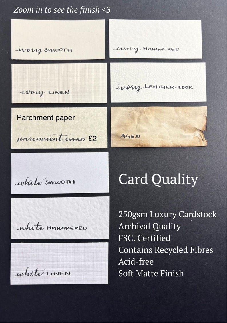 Puede incluir: Una colecci&oacute;n de muestras rectangulares de cartulina en marfil y blanco, con varias texturas que incluyen acabados liso, martillado, lino, aspecto de cuero, pergamino y envejecido. Las etiquetas identifican cada tipo, y las especificaciones incluyen 250 g/m&sup2;, calidad de archivo, certificado FSC, fibras recicladas, libre de &aacute;cido y acabado mate suave.