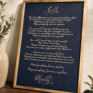 Puede incluir: Una impresi&oacute;n rectangular enmarcada con caligraf&iacute;a dorada sobre un fondo azul marino oscuro. El texto incluye el nombre Gill en la parte superior, un poema sobre la p&eacute;rdida y el recuerdo, y el nombre Harry en la parte inferior, en un marco dorado.