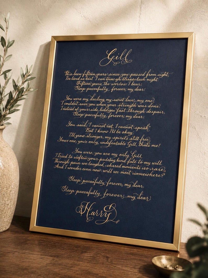 Puede incluir: Una impresi&oacute;n rectangular enmarcada con caligraf&iacute;a dorada sobre un fondo azul marino oscuro. El texto incluye el nombre Gill en la parte superior, un poema sobre la p&eacute;rdida y el recuerdo, y el nombre Harry en la parte inferior, en un marco dorado.