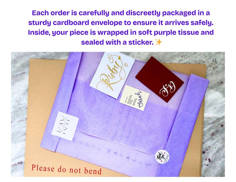 Puede incluir: Un sobre de cart&oacute;n marr&oacute;n con el texto Please do not bend, que contiene un paquete envuelto en papel de seda morado. El paquete est&aacute; sellado con una pegatina redonda e incluye tres peque&ntilde;as tarjetas rectangulares con los nombres Ruby y Sarah.