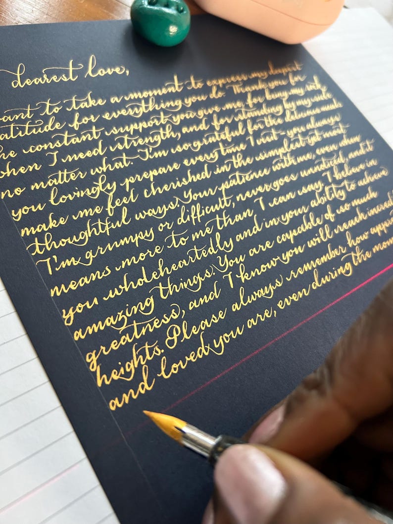 Caligrafía dorada sobre cartulina azul marino / Carta o poema personalizado imagen 9