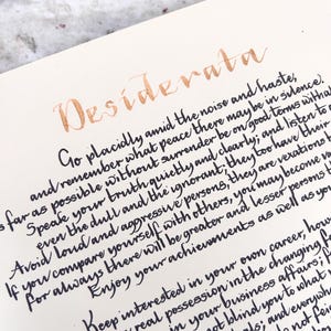 Lámina caligráfica del poema Desiderata: Arte mural inspirador imagen 3