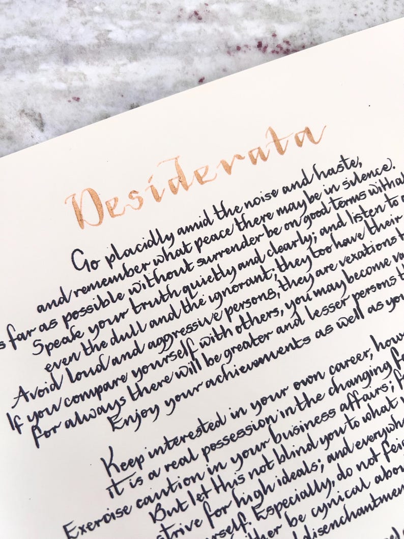 Lámina caligráfica del poema Desiderata: Arte mural inspirador imagen 3