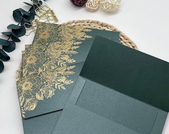 Sobres verdes nacarados con detalles dorados: Papelería de lujo para bodas o fiestas. 12,5 x 17,5 cm.