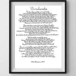 Puede incluir: Una l&aacute;mina de arte enmarcada en negro que presenta el poema Desiderata de Max Ehrmann, 1927. El texto est&aacute; impreso en tinta negra sobre un fondo blanco, presentado en un marco negro sencillo con un borde blanco fino, colgado en una pared.