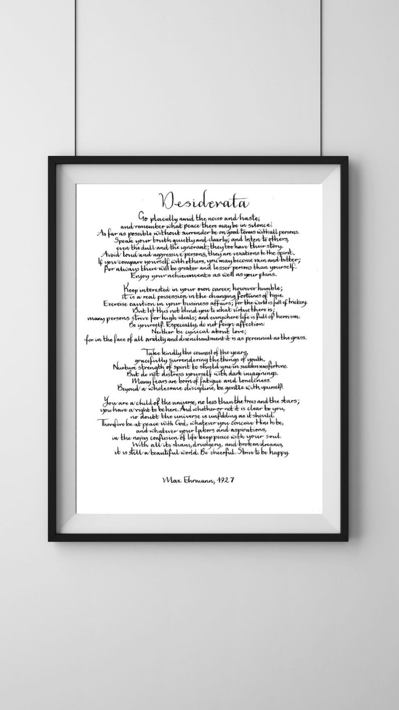 Puede incluir: Una l&aacute;mina de arte enmarcada en negro que presenta el poema Desiderata de Max Ehrmann, 1927. El texto est&aacute; impreso en tinta negra sobre un fondo blanco, presentado en un marco negro sencillo con un borde blanco fino, colgado en una pared.