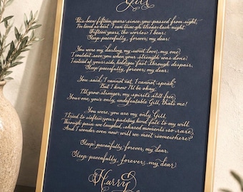 Caligrafía dorada sobre cartulina azul marino / Carta o poema personalizado