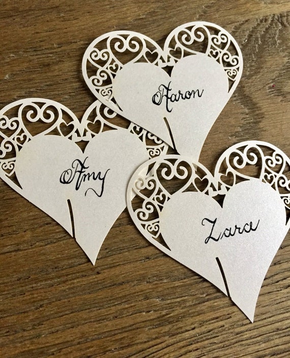 Herz Hochzeit Name Platzkarten für Weinglas Laser Cut auf Pearlescent Karte