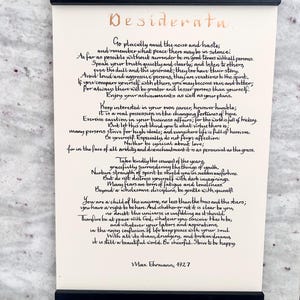 Lámina caligráfica del poema Desiderata: Arte mural inspirador imagen 4