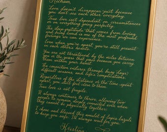 Caligrafía dorada sobre papel verde, regalo verde y dorado, escritura a mano con tinta dorada