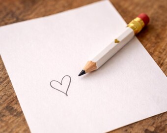 Mini lápices con mensajes de amor, detalles románticos para bodas o regalo de San Valentín.
