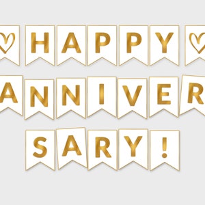 Puede incluir: Pancarta blanca con letras doradas que deletrean "HAPPY ANNIVERSARY!" con corazones dorados a cada lado de la palabra "HAPPY".