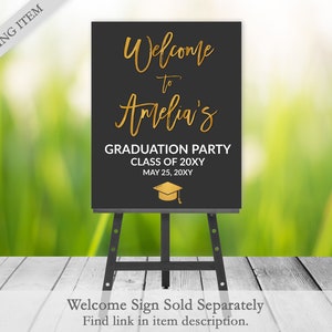 Op de afbeelding: Zwart welkomstsbord met gouden belettering met de tekst "Welkom op Amelia's afstudeerfeest Klasse van 20XY 25 mei 20XY". Een gouden afstudeerpet-icoon bevindt zich in de rechterbenedenhoek.