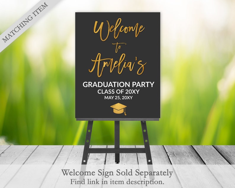 Op de afbeelding: Zwart welkomstsbord met gouden belettering met de tekst "Welkom op Amelia's afstudeerfeest Klasse van 20XY 25 mei 20XY". Een gouden afstudeerpet-icoon bevindt zich in de rechterbenedenhoek.