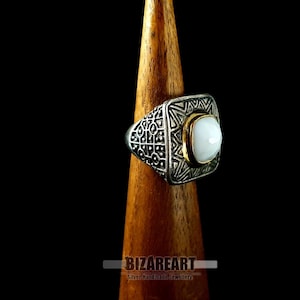 Anillo de plata artesanal de ágata blanca con detalles dorados, talla 7.5. Joya llamativa.