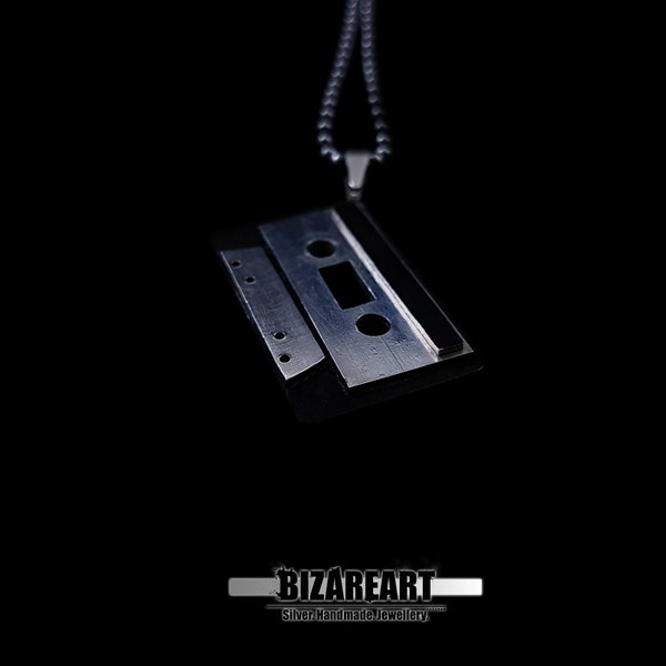 Pendentif cassette, cassette argentée, petite cassette, breloque cassette, bijoux musicaux, cassette faite main, cassette magnétique argentée, mixtape 883