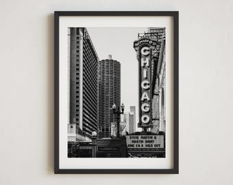 Peut inclure: Photographie en noir et blanc d'un paysage urbain de Chicago avec une grande enseigne qui indique "CHASE O CHICAGO" et une petite enseigne qui indique "STEVE MARTIN & MARTIN SHORT JUNE 22 & 23 SOLD OUT".