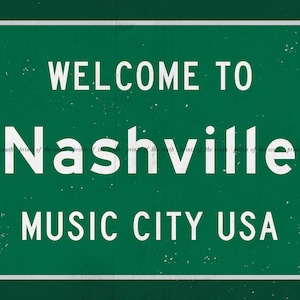 Może przedstawiać: Zielony znak drogowy z białym tekstem, na kt&oacute;rym widnieje napis "WELCOME TO NASHVILLE MUSIC CITY USA".