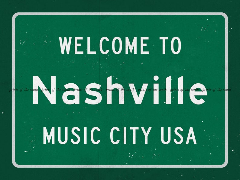 Może przedstawiać: Zielony znak drogowy z białym tekstem, na kt&oacute;rym widnieje napis "WELCOME TO NASHVILLE MUSIC CITY USA".