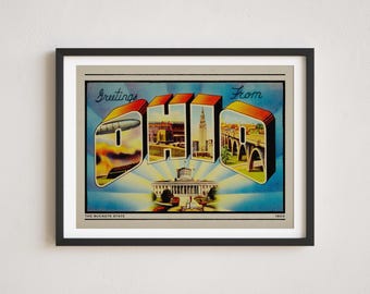 Könnte beinhalten: Eine Vintage-Postkarte mit einer bunten Illustration des Wortes "Ohio" mit Bildern von Gebäuden und Sehenswürdigkeiten aus dem Bundesstaat. Der Text "Greetings from Ohio" befindet sich oben auf der Postkarte. Der Text "The Buckeye State" befindet sich unten links auf der Postkarte. Der Text "1903" befindet sich unten rechts auf der Postkarte.