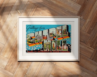 Postal con el mensaje "Saludos desde Chapel Hill, Carolina del Norte", estilo americano, arte de viajes y estilo moderno de mediados de siglo.