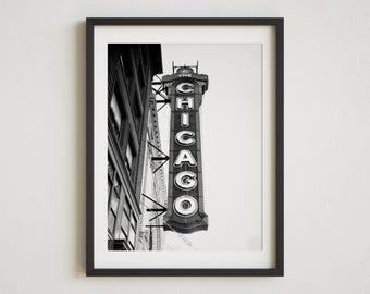 Peut inclure: Photographie en noir et blanc d'un bâtiment avec une grande enseigne qui indique "THE CHICAGO" dans une police de caractères vintage.