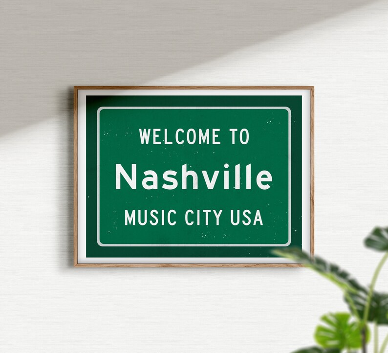 Może przedstawiać: Zielony znak drogowy z białym tekstem, na kt&oacute;rym widnieje napis "Welcome to Nashville Music City USA".