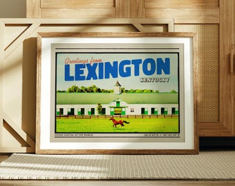 Op de afbeelding: Ingelijste vintage-stijl print met een scène uit Lexington, Kentucky. De afbeelding toont een paard dat rent voor een gebouw met een groen dak, met de tekst "Greetings from Lexington Kentucky" in blauw en rood. De zin "Horse Capital of the World" is ook aanwezig.