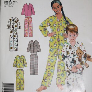 Op de afbeelding: Een Simplicity naaipatroon-envelop, nummer 2540, voor pyjama's in de maten XS-L. De hoes bevat illustraties van verschillende pyjamasets, waaronder een geel patroonshirt met broek, een roze set en een geruite set, samen met twee modellen die ze dragen.