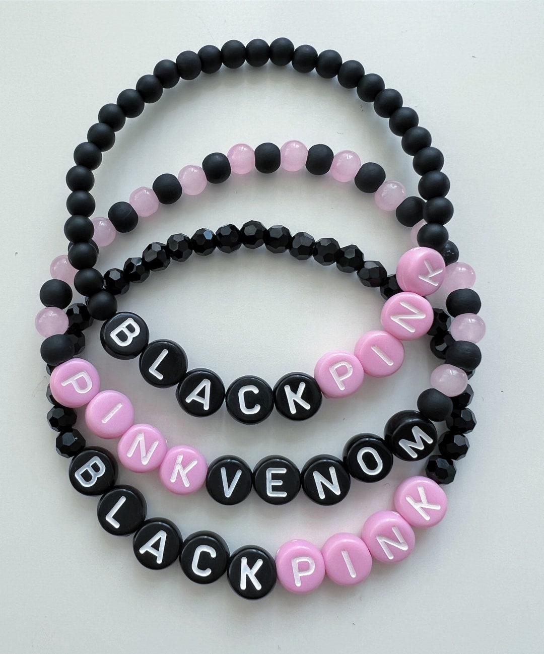 ブラックピンクのガラスビーズストレッチブレスレット - Etsy 日本