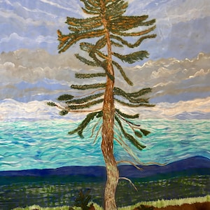 Puede incluir: Pintura original de un pino alto con un tronco marrón y agujas verdes. El árbol se encuentra sobre un fondo de agua azul y turquesa, colinas verdes y un cielo nublado. La obra de arte es una pintura de paisaje.