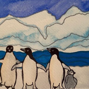 Può includere: Un dipinto ad acquerello di tre pinguini in piedi su una spiaggia di fronte a un ghiacciaio. I pinguini sono neri e bianchi con becchi arancioni. Il ghiacciaio è bianco con accenti blu.