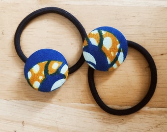 Bleu, jaune et motifs africains, motifs 28 mm, recouverts de tissu, boutons, pompons, élastiques. Accessoire pour cheveux queue de cheval femme au quotidien
